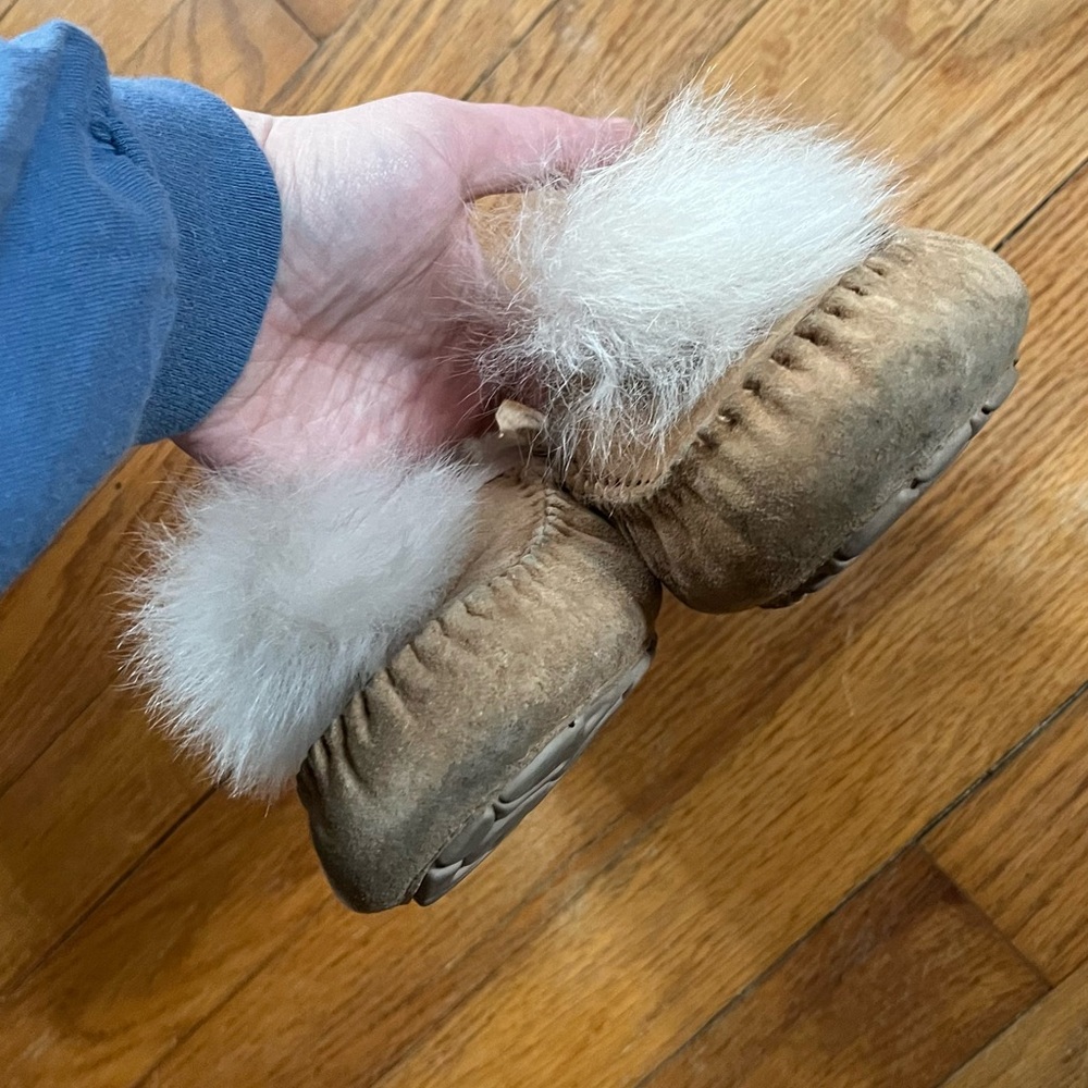 UGG Women's Dakota Suede & Shearling Pom-Pom Slippers/Moccasins Size 7/7.5 W - Picture 7 of 9